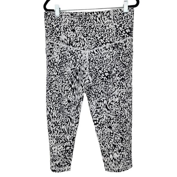 Athleta Black and White Ocelot Print Elation Capri Leggings Size 1X - Picture 4 of 4